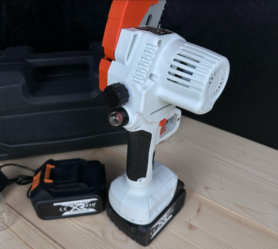 Minidrujba Maxstar cu 2 acumulatori 21V 10Ah, rezervor ulei, lama si lant 6inch, cutie depozitare