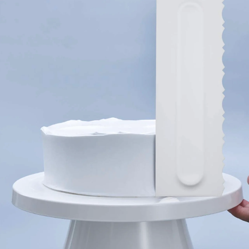 Platou rotativ decorare cu baza antiaderenta, 28 cm + CADOU Set 4 raclete decorare tort, 8 modele diferite