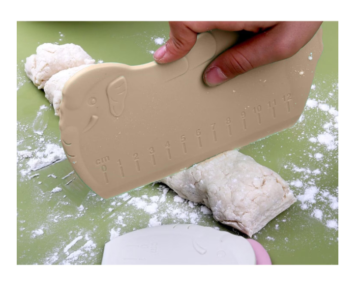 Taietor aluat din plastic ABS, crem, gradat, model elefant, 17 x 9 cm