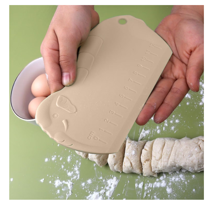 Taietor aluat din plastic ABS, crem, gradat, model elefant, 17 x 9 cm