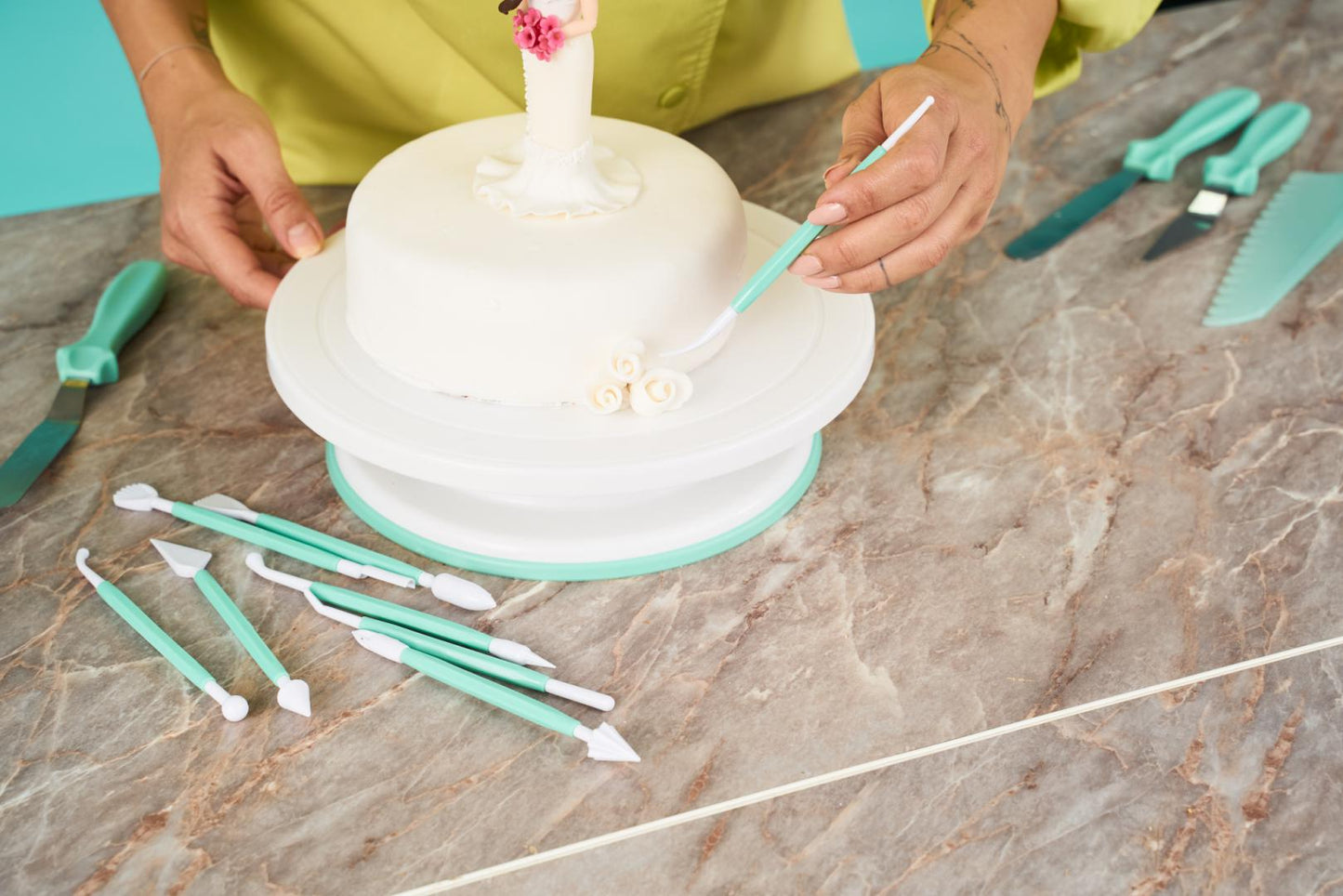 Platou rotativ+ set 8 ustensile pentru decorare prajituri